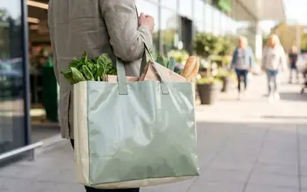 RPET Tasche als wiederverwendbare Einkaufstasche beim Einkauf