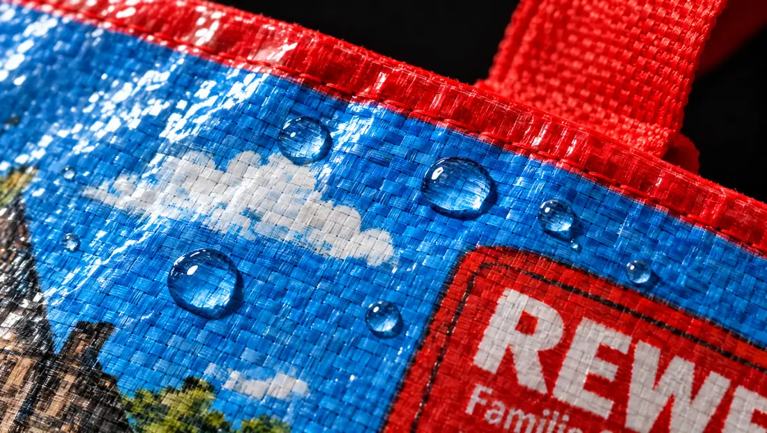 Makro des laminierten Gewebes mit abperlenden Wassertropfen